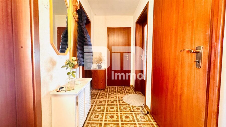 Ein-bis Zweifamilienhaus mit Anbauten auf 1.250 m² Traumgrundstück mit Panoramablick - Bestand EG Flur / Diele